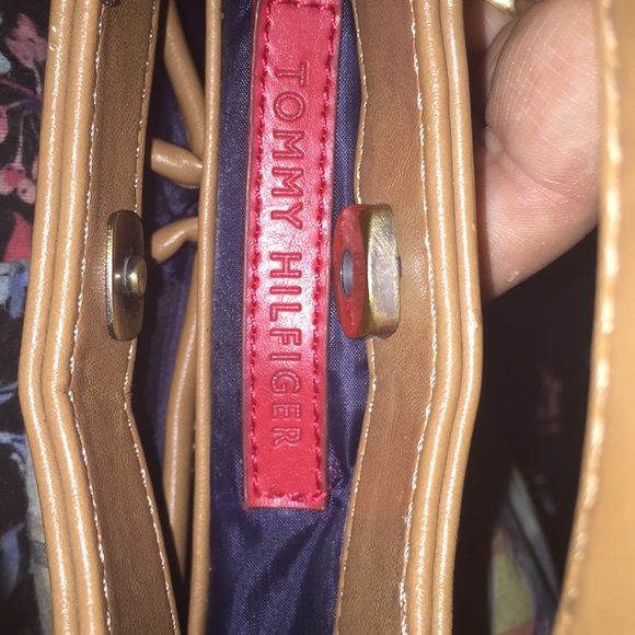 Tommy Hilfiguer purse - Picture 4 of 6
